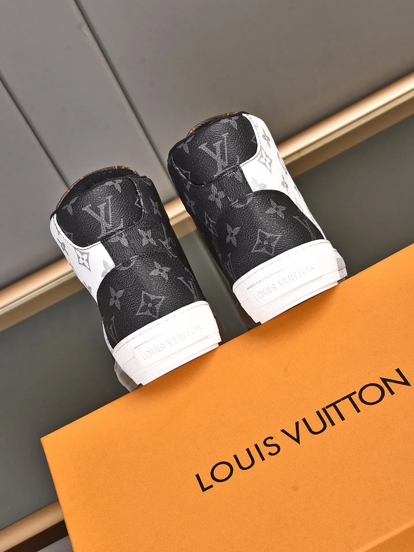 💰💰💰P440 [Latest LV high-top model] New casual Korean-style men's shoes, new autumn and winter design, perfect workmanship, cabinet quality, upper PVC material, breathable mesh lining; soft and comfortable, original rubber outsole super light Wear-resistant, simple, versatile fashion men's shoes, bright colors Two colors available Size 38--44 (45 46 customized)